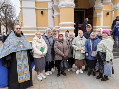 Молебен с сурдопереводом у ковчега с частицами Пояса Пресвятой Богородицы и мощей Ее родителей — праведных Иоакима и Анны