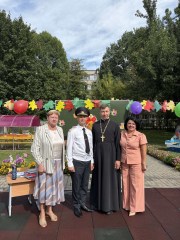 Клирик храма принял участие в торжественной линейке, посвящённой началу нового учебного года