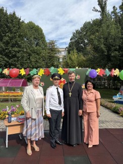 Клирик храма принял участие в торжественной линейке, посвящённой началу нового учебного года